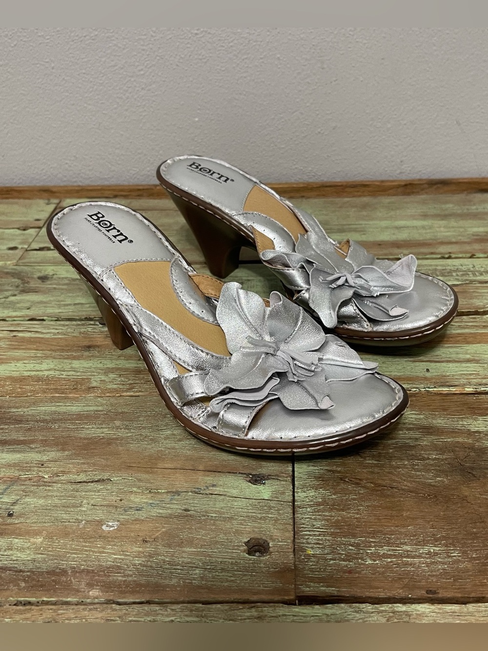 Born Slip On 3D Floral Heeled Sandals Silver Leather Comfort Womens 8